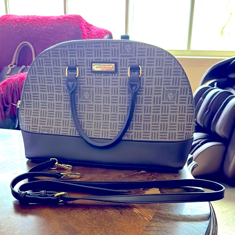 ANNE KLEIN SIGNATURE LION LOGO
CONVERTIBLE DOME CROSSBODY
BAG